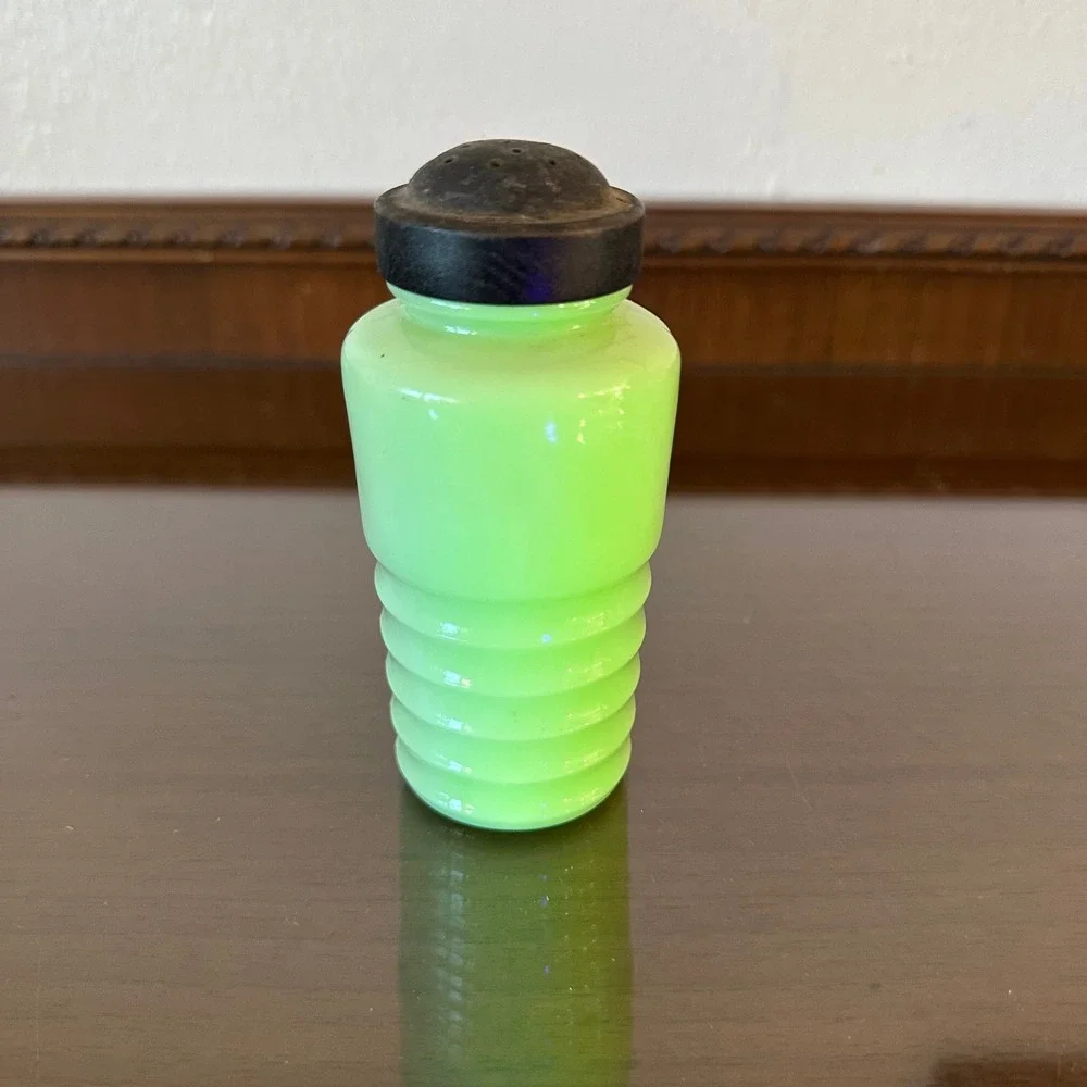 Vintage Jeannette Jadeite Horizontal Ribbed Shaker Uranium Glass Glows 4.5''